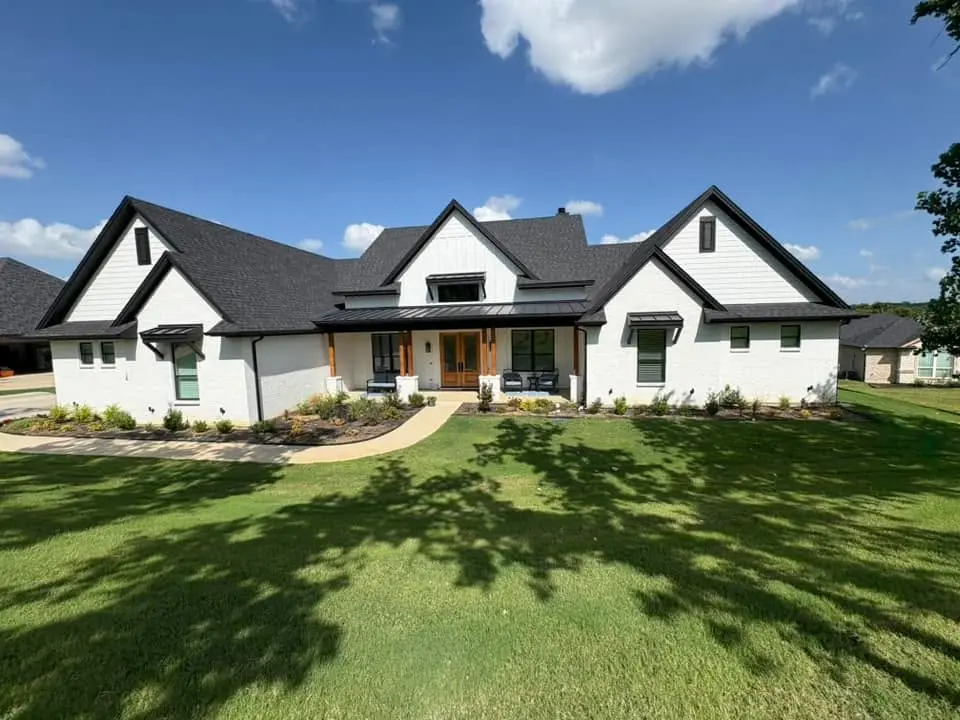 Residential home exterior window cleaning in Burleson TX